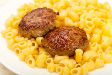 Pirzola ile makarna makarna görünümü Kapat