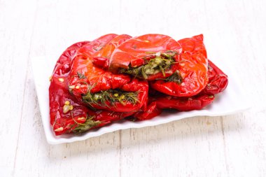 Dereotu ile kırmızı dolmalık biber turşusu