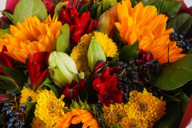 Çeşitli çiçek ile romantik buket