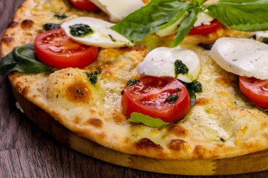 Fesleğen ve mozzarella ile Pizza Caprese görünümü Kapat