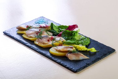 Patates ve soğanlı ringa balığı.