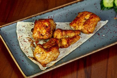 Tavuk barveque beyaz ekmek ile