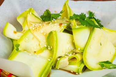 Sesam tohumları ile Vietnam kabak salatası