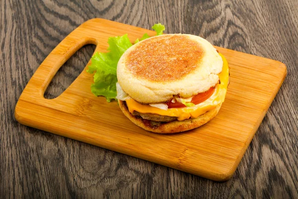 Hamburguesa Con Tomate Ensalada Sobre Tabla Madera —  Fotos de Stock