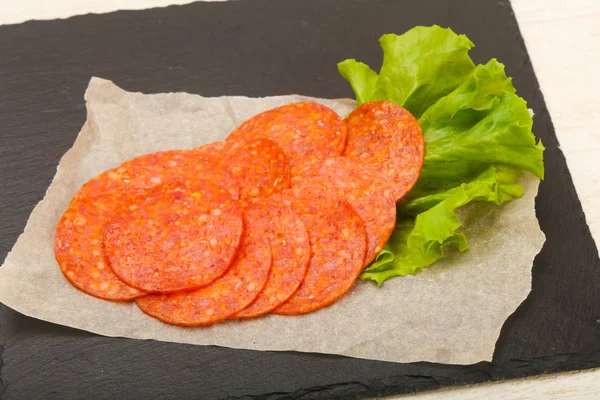 Salsicha Salame Fatiada Sobre Fundo Madeira — Fotografia de Stock