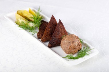 Ekmek ve salatalık turşusu ile karaciğer spreas