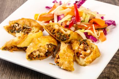 Karides böreği lahana ve havuç ile