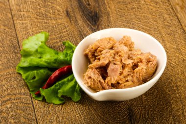 Kavanozda konserve ton balığı pişmeye hazır.