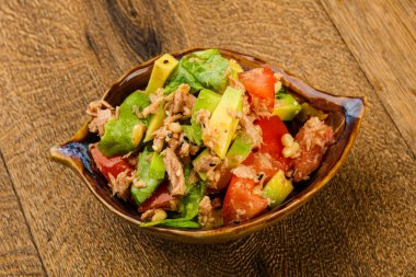 Domates soslu ton balığı ve avokado salatası.