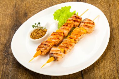 Dijon mustars soslu ızgara somon şiş