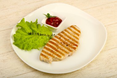 Baharatlar ve sos ızgara hindi biftek