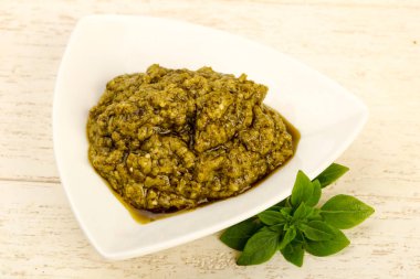 Fesleğenli pesto sos kasede bırakır