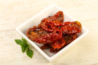 Fesleğen yapraklı kuru domates.