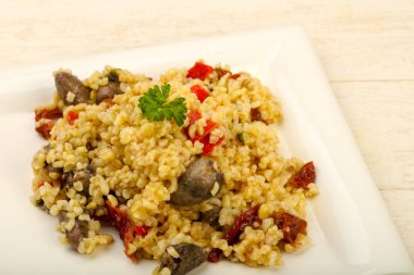 Tavuk kalbi ve kuru domatesli bulgur.