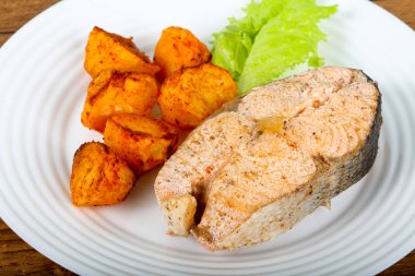 Kekik ile haşlanmış somon