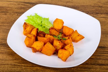 Otlu fırında patates.