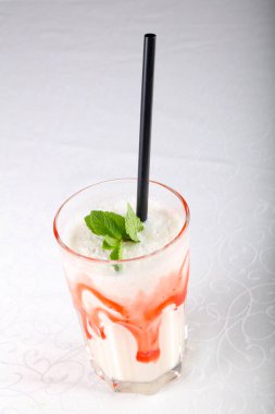 Süt nane ve syrope ile kokteyl