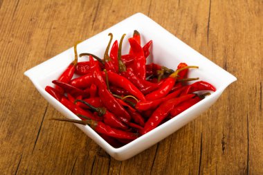 Masada tabakta chili biber turşusu