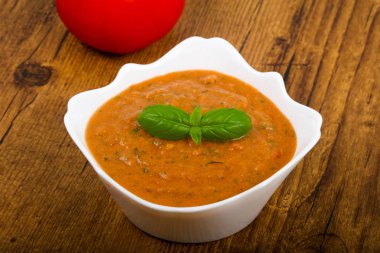 Gazpacho beyaz kase hizmet soğuk domates çorbası