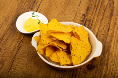 Ahşap masa üzerinde peynir soslu cips