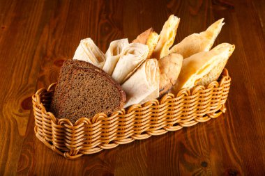 Ahşap arka plan üzerinde beyaz ekmek çeşitler