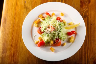 Sezar salatası somon ve peynir ile üstten görünüm