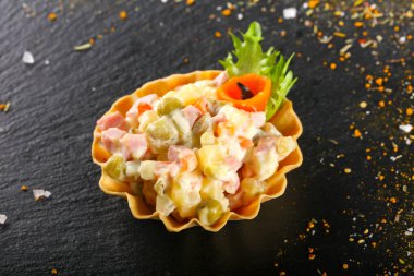 Tartı catering için Rus salatası ile