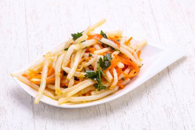 Turşu bambu yığın kabın içinde