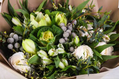 Çeşitli çiçek ile romantik buket