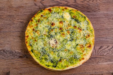 Pesto ve peynirli pizza üstten görünüm