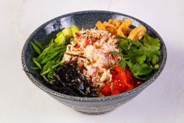 Yengeç eti ile poke