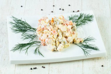 Dereotu hizmet geleneksel Rus salatası