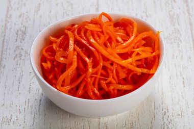 İştah açıcı baharatlı Kore havuç salatası