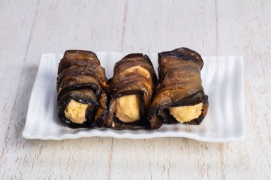 Lezzetli kızarmış kabak peynir ile ahşap masa üzerinde rulo.