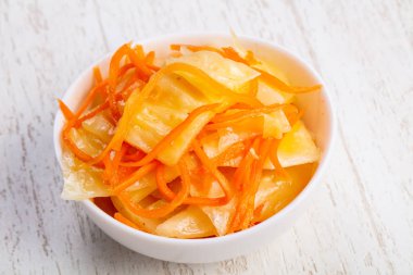 Kabın içinde geleneksel fermente lahana lahana turşusu 