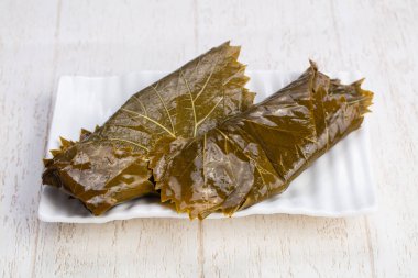 Beyaz tabakta et lezzetli dolma dolması
