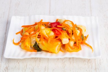 Lezzetli bir Asya Marine bambu sürgünleri ve sebze salatası