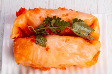 Et ve otlar ile lezzetli lahana rulo