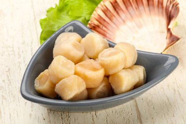 Çiğ deniz tarakları kasede pişmeye hazır.