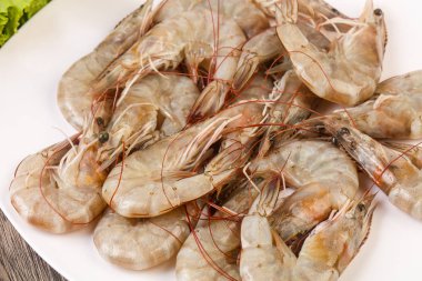 Ham Kral ahşap arka plan üzerinde yığın kase karides