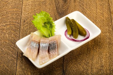 Ringa balığı filetosu dereotu ve soğan dilimlenmiş