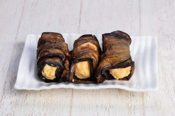 Lezzetli kızarmış kabak peynir ile ahşap masa üzerinde rulo.