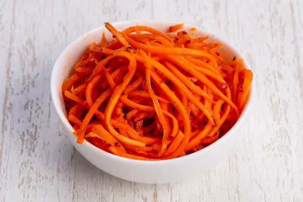 İştah açıcı baharatlı Kore havuç salatası