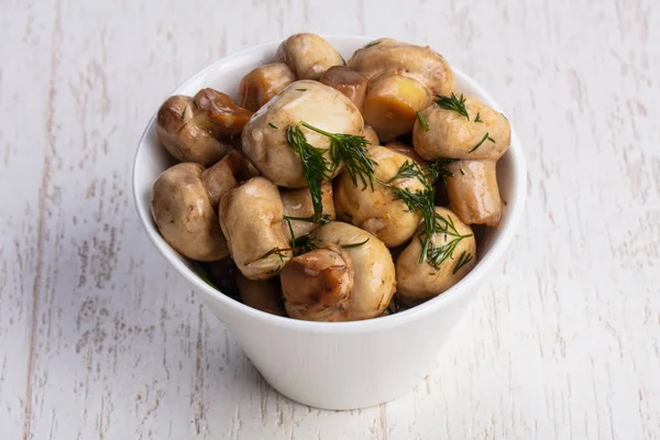 Lezzetli tuzlu salamura mantarlar bitkilerle