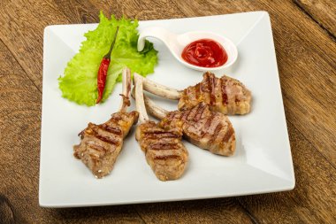 Salata yaprakları servis domates soslu kuzu ızgara