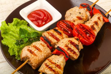 Izgara hindi şiş domates ve biber ile