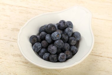 Kase ahşap arka plan üzerinde yabanmersini