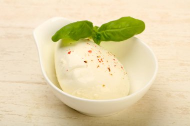 Fesleğenli mozzarella peyniri tahta masada bırakır