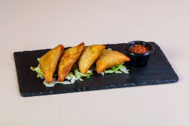 Soslu sıcak et hamur işleri