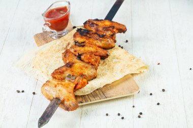 Barbekü soslu ızgara tavuk kanatları